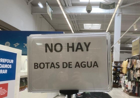 Un cartel advierte a los clientes de un supermercado de Vara de Quart de la escasez de calzado impermeable.