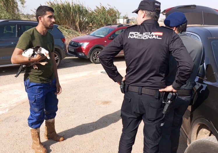 Un voluntario de la protectora de animales pide ayuda a los policías de la Unidad Aérea.