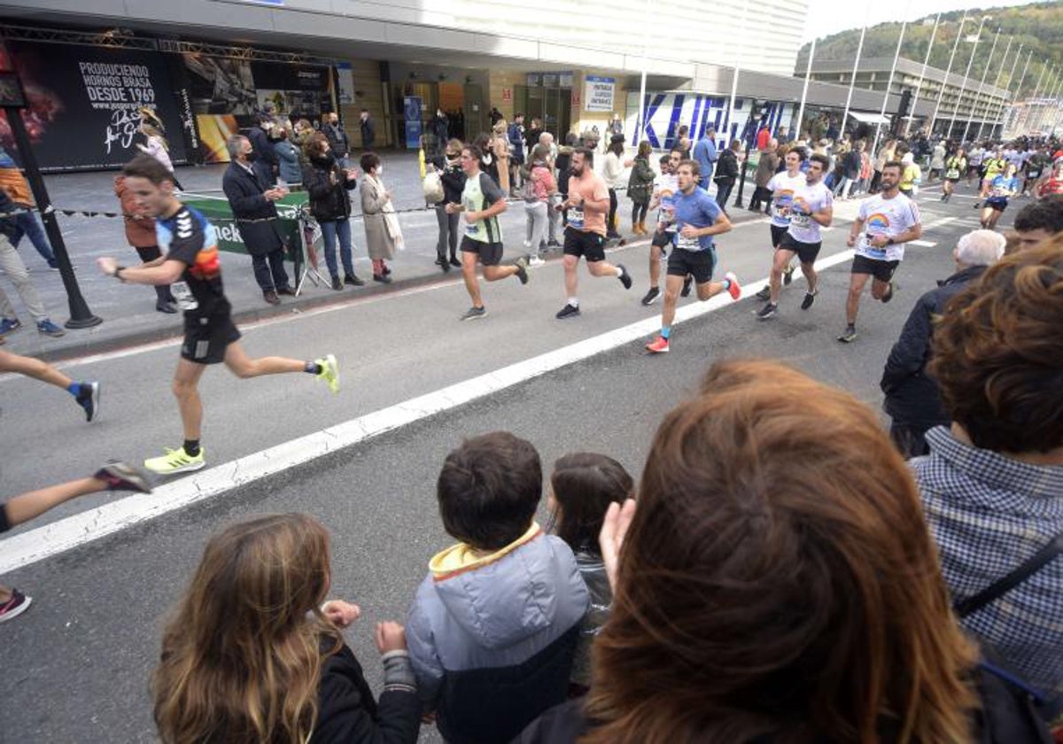 Corredores, durante una edición anterior de la Behovia-San sebastián.