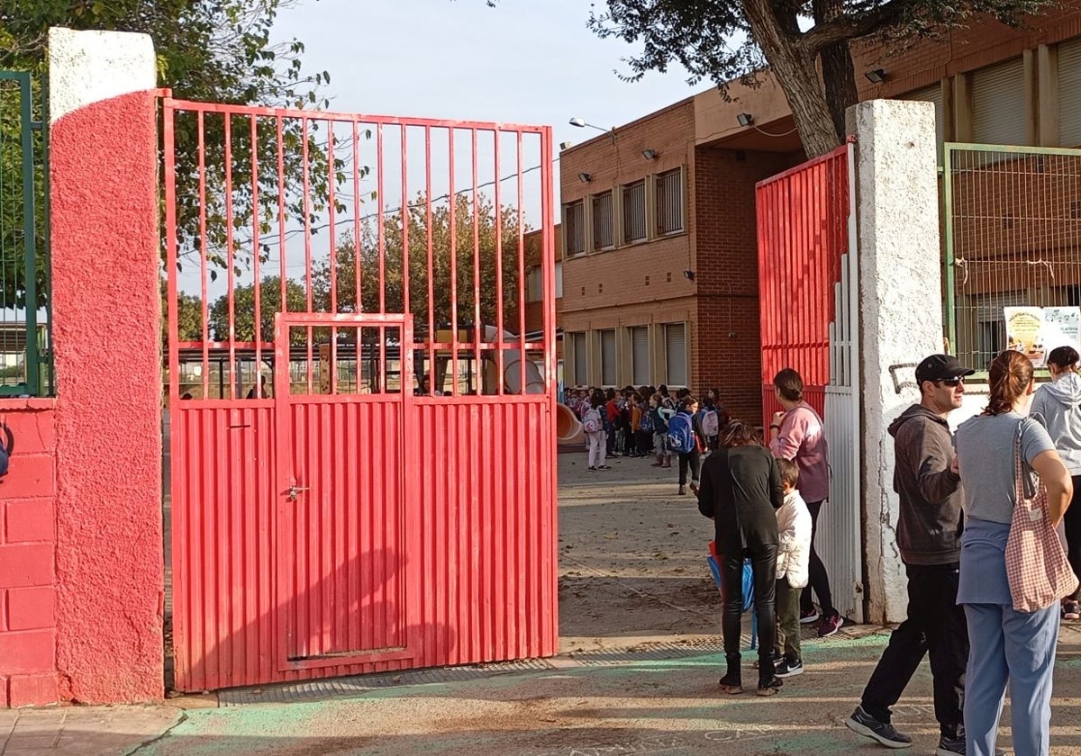 Padres a la puerta del colegio.