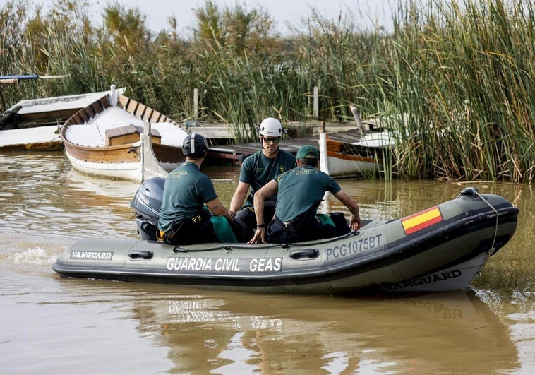 Tres guardias civiles participan en el rastreo en la Albufera.