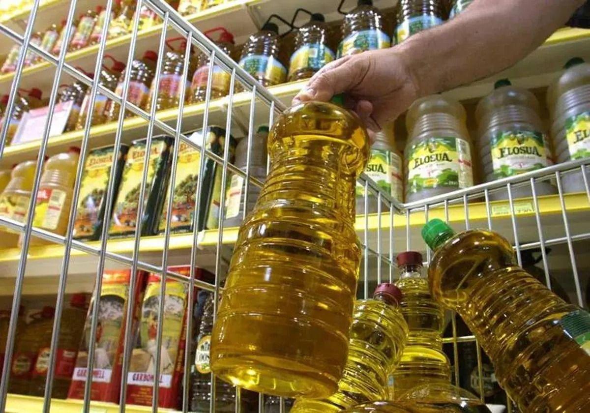 Botellas de aceite, en un supermercado.