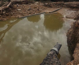 Tramo de tubería de la red de agua potable roto por la DANA.