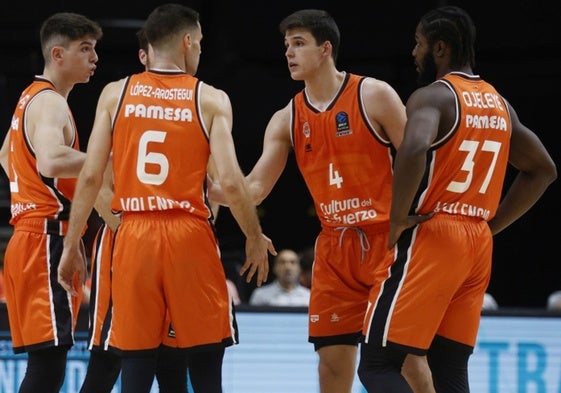 Los jugadores del Valencia Basket, durante un partido.