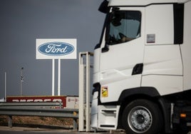 Un camión pasa por las inmediaciones de la fábrica de Ford en Almussafes.