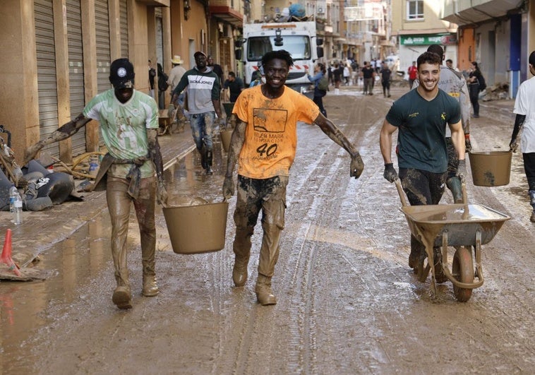 Los senegaleses trabajan codo con codo con agentes de la Guardia Civil.