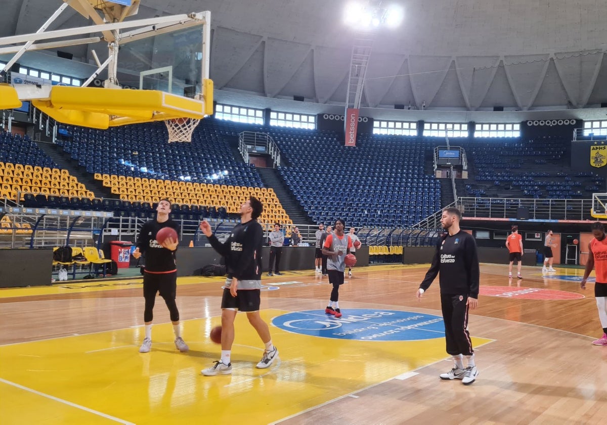 Los jugadores del Valencia Basket, durante el entrenamiento en Salónica.