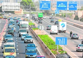 La pista de Silla, llena de coches, este martes.