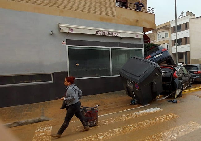 La puerta de Lios Restaurant, en Massanassa, quedó bloqueada por los coches.