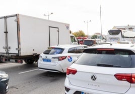 Atasco en una salida de Valencia durante estos días.