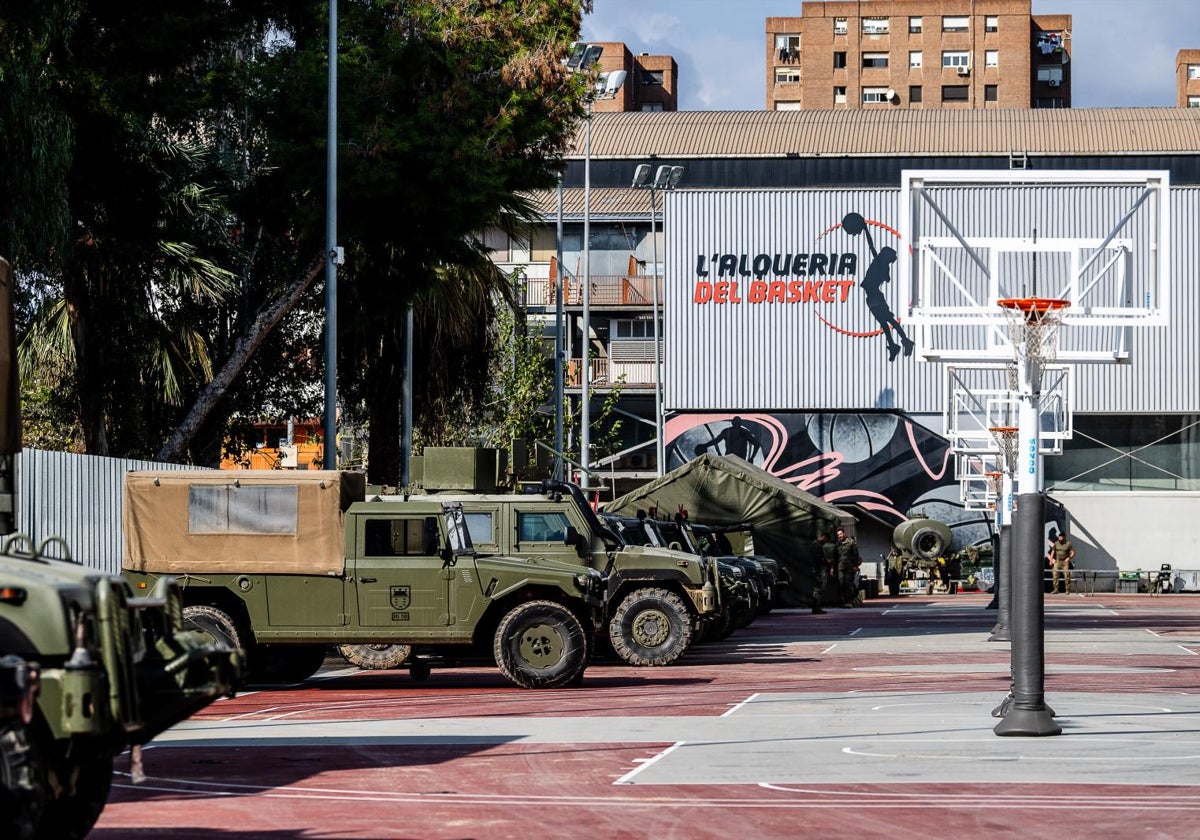 El Ejército toma pulso a la DANA: cambian las armas en Albacete por las palas en Algemesí