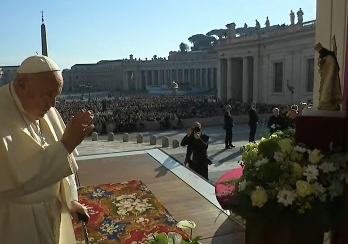 El Papa Francisco, en su oración a la Mare de Déu, en la plaza de San Pedro.