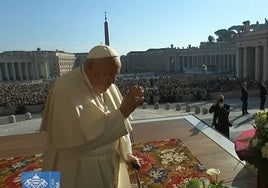 El Papa Francisco, en su oración a la Mare de Déu, en la plaza de San Pedro.