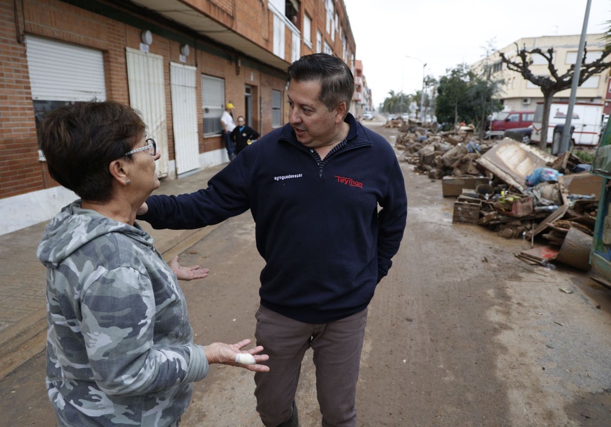 El alcalde de Guadassuar, Vicent Estruch, conversa con una vecina.