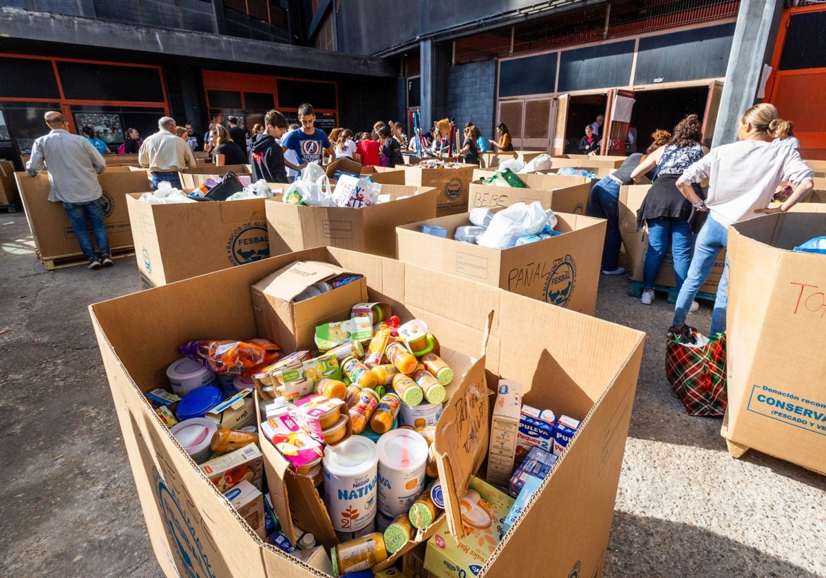 Alimentos y enseres recogidos en Mestalla, uno de los puntos donde se realizaban las donaciones.