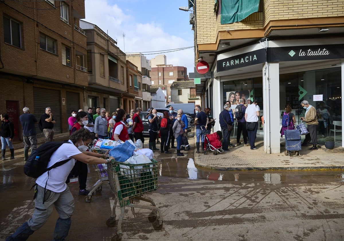 Colas de gente en Alfafar al reabrir la farmacia este jueves.