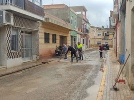 Trabajos en la mota de Riola.