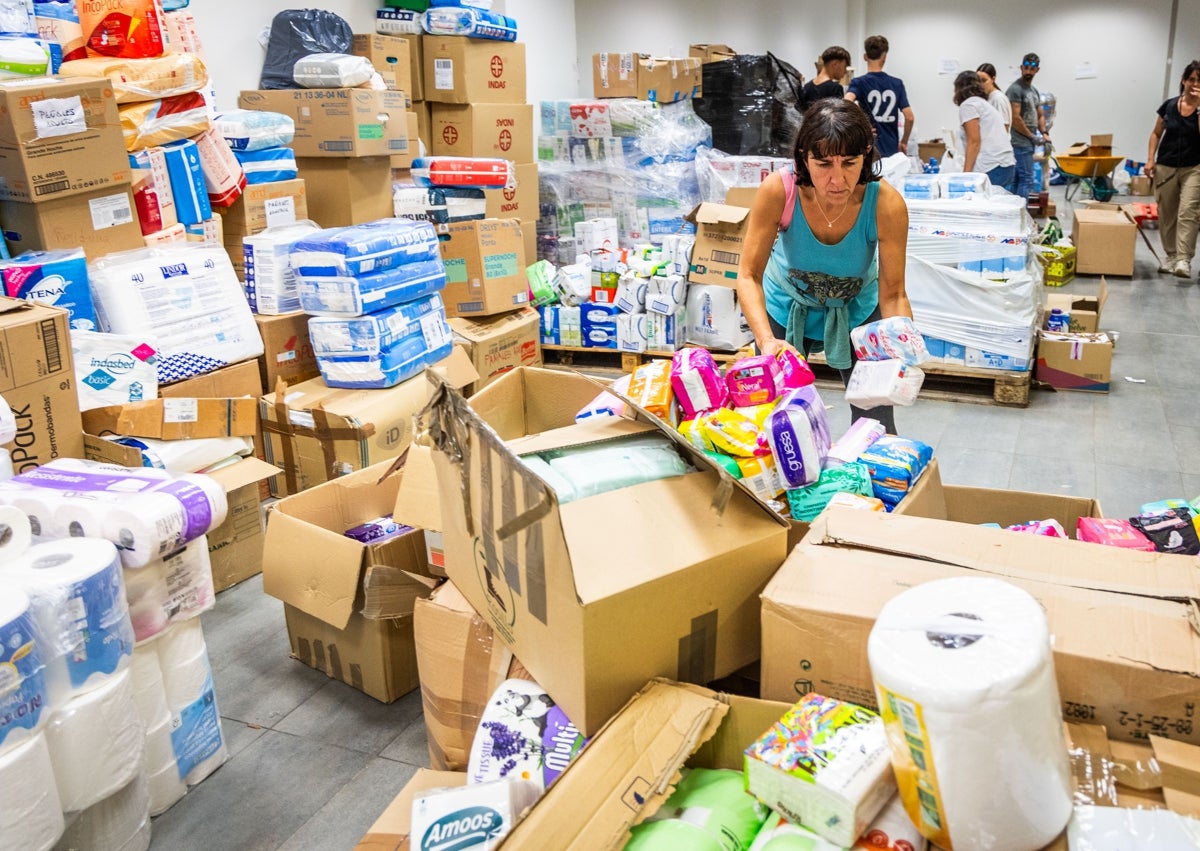 Imagen secundaria 1 - El &#039;Amazon&#039; solidario que ayuda a los afectados por la DANA: muebles y enseres básicos a quienes más lo necesitan