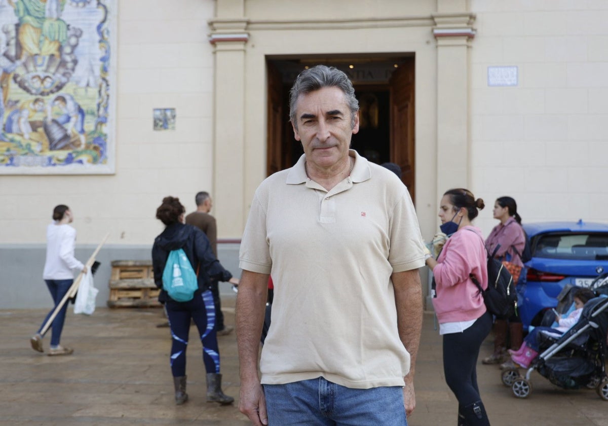 Fernando Escartín, en la puerta de la iglesia de Alfafar.