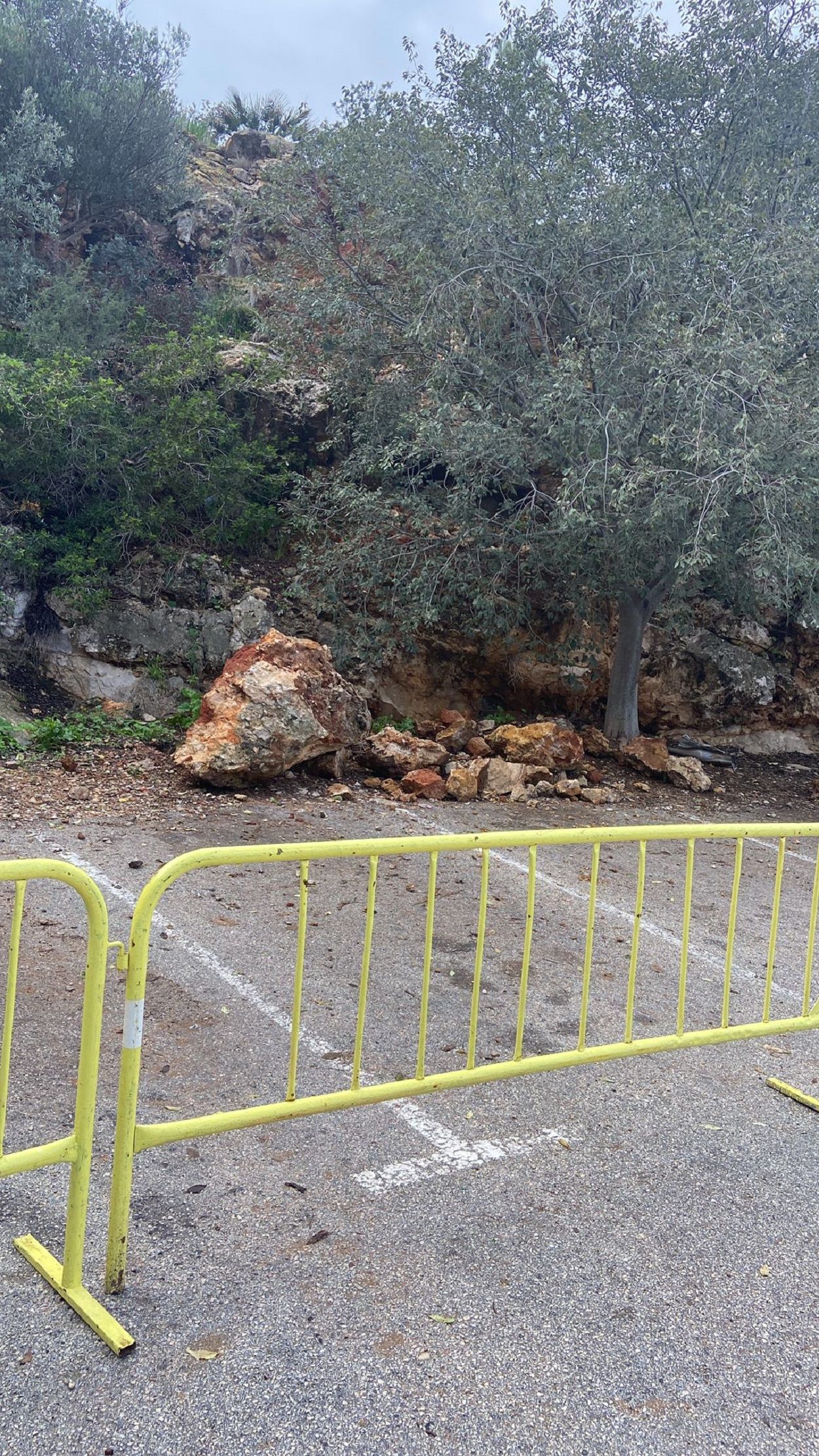 La roca y otras piedras que se han desprendido en el parking junto al túnel del castillo de Dénia.