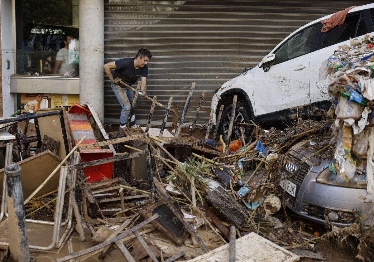 Una calle de Paiporta con los restos de la destrucción de la DANA.