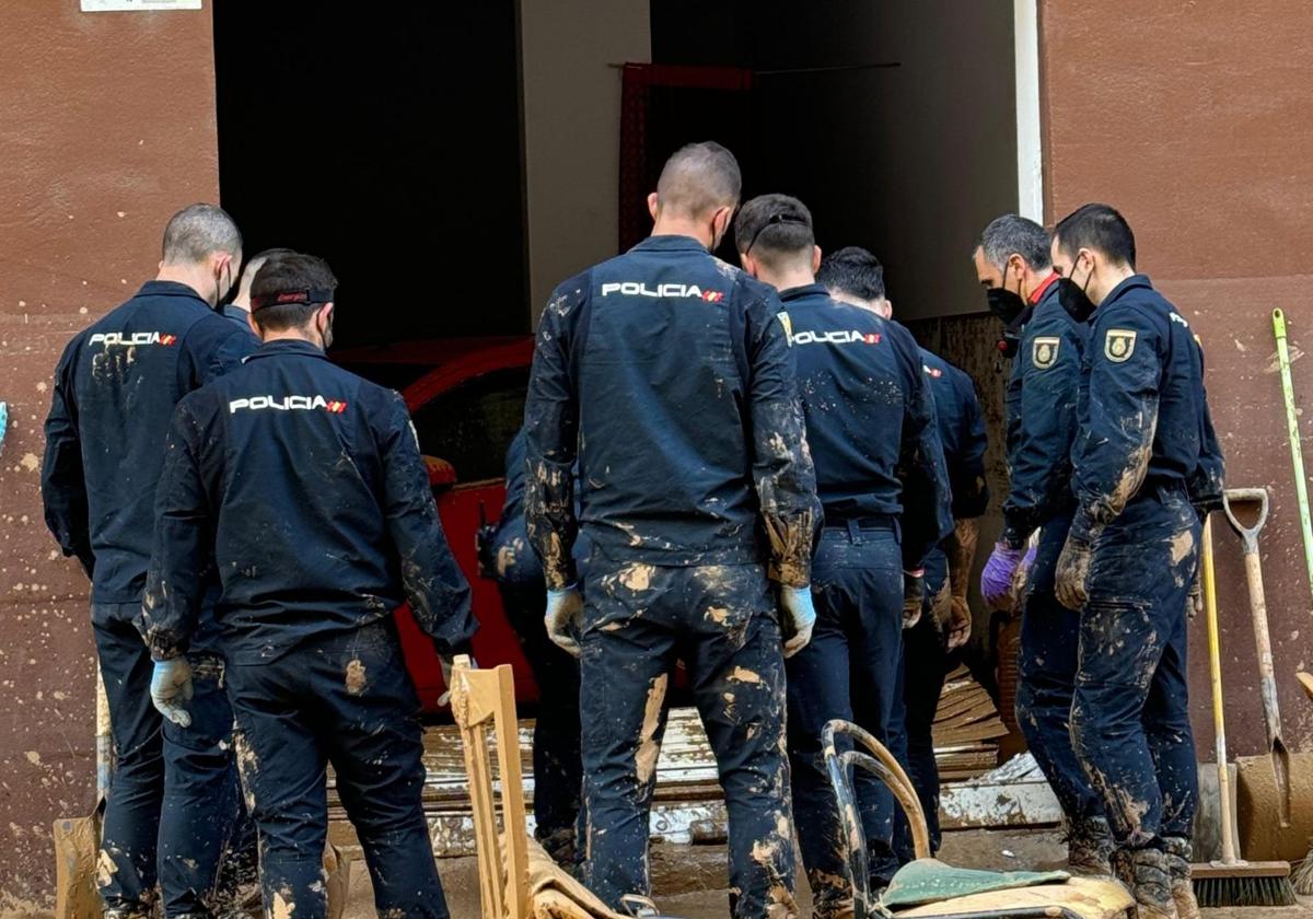 La espectacular evacuación de una urbanización de Torrent: policías con cuerdas en medio de la riada