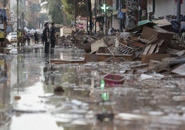 Efectivos de la Policía Local tras la DANA.