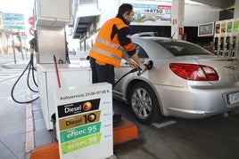 Repostaje de un vehículo en una estación de servicio.