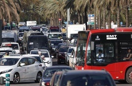 Atascos en Valencia con motivo de las inundaciones.