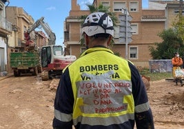 V. durante su actividad como voluntario en un pueblo afectado por la DANA.