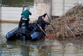 Especialistas de la Guardia Civil rastrean un punto de la Gola de Pujol en busca de cuerpos.