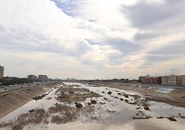 El cauce nuevo del río Turia, visto desde el puente de Xirivella