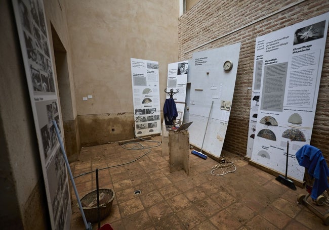 Los paneles de la exposición del museo, destrozados.