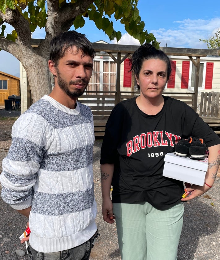 Imagen secundaria 2 - Laura, Gabirel, Álex y Ana, un grupo de voluntarios llegados de Barcelona; Ayoub y Rachid, afectados de Alfafar; y Domingo y María, damnificados de Sedaví.