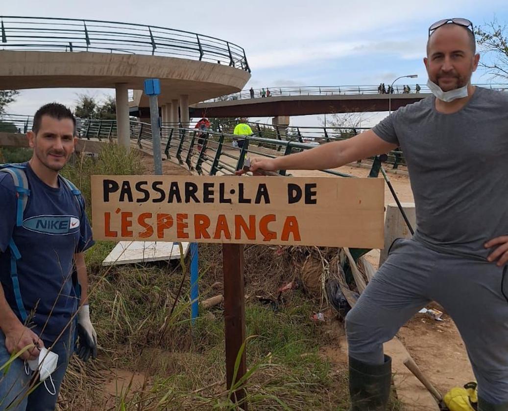 David Romero y Germán Gil clavando el ya famoso cartel