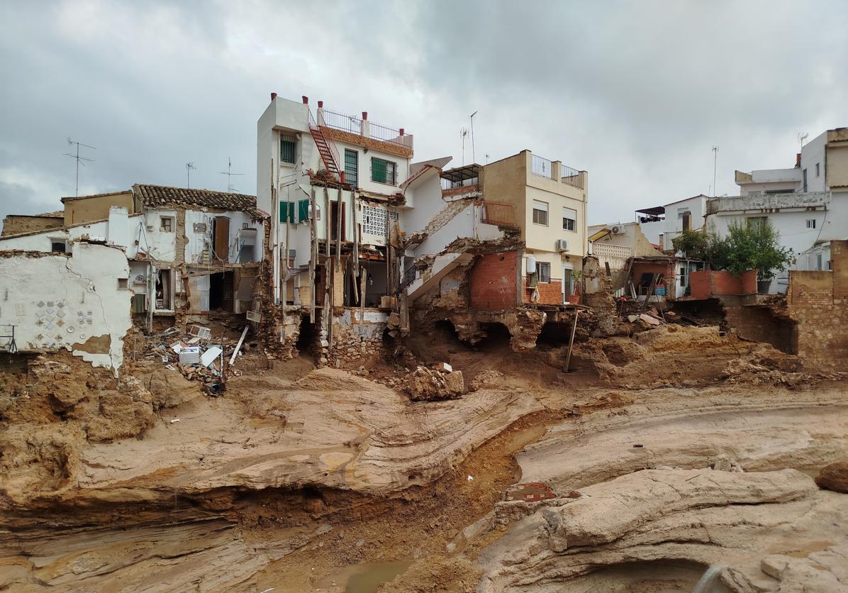 Casas sin cimientos tras el paso de la DANA por Chiva.