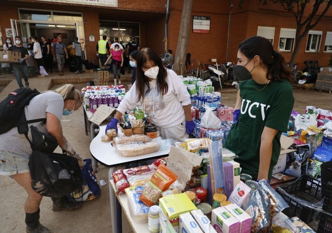 Reparto y gestión de alimentos y ropa en el colegio La Fila de Alfafar.