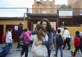 Ana García y Vera Segura, vecinas de Paiporta, antes de entrar en el colegio cavite de la Malvarrosa.