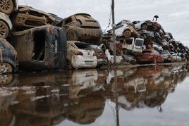 Varios coches, que fueron arrastrados por el agua tras el paso de la dana