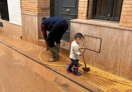 Josep ayuda a la limpieza de su calle en Catarroja.