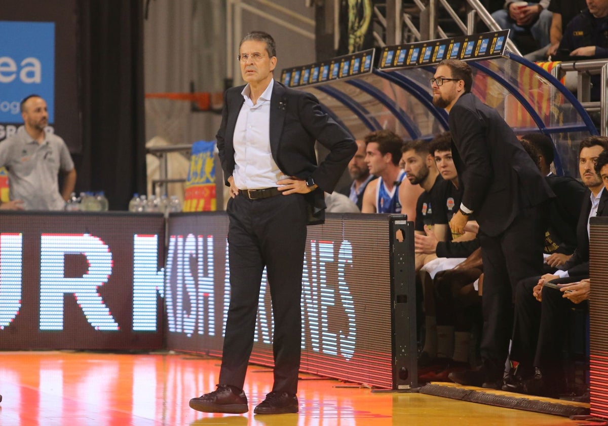 Pedro Martínez, durante el partido en Salónica que enfrentó al Aris y al Valencia Basket.