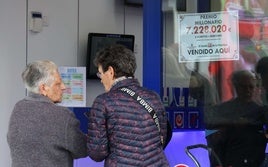 Una pareja en una administración de lotería, en una imagen de archivo.