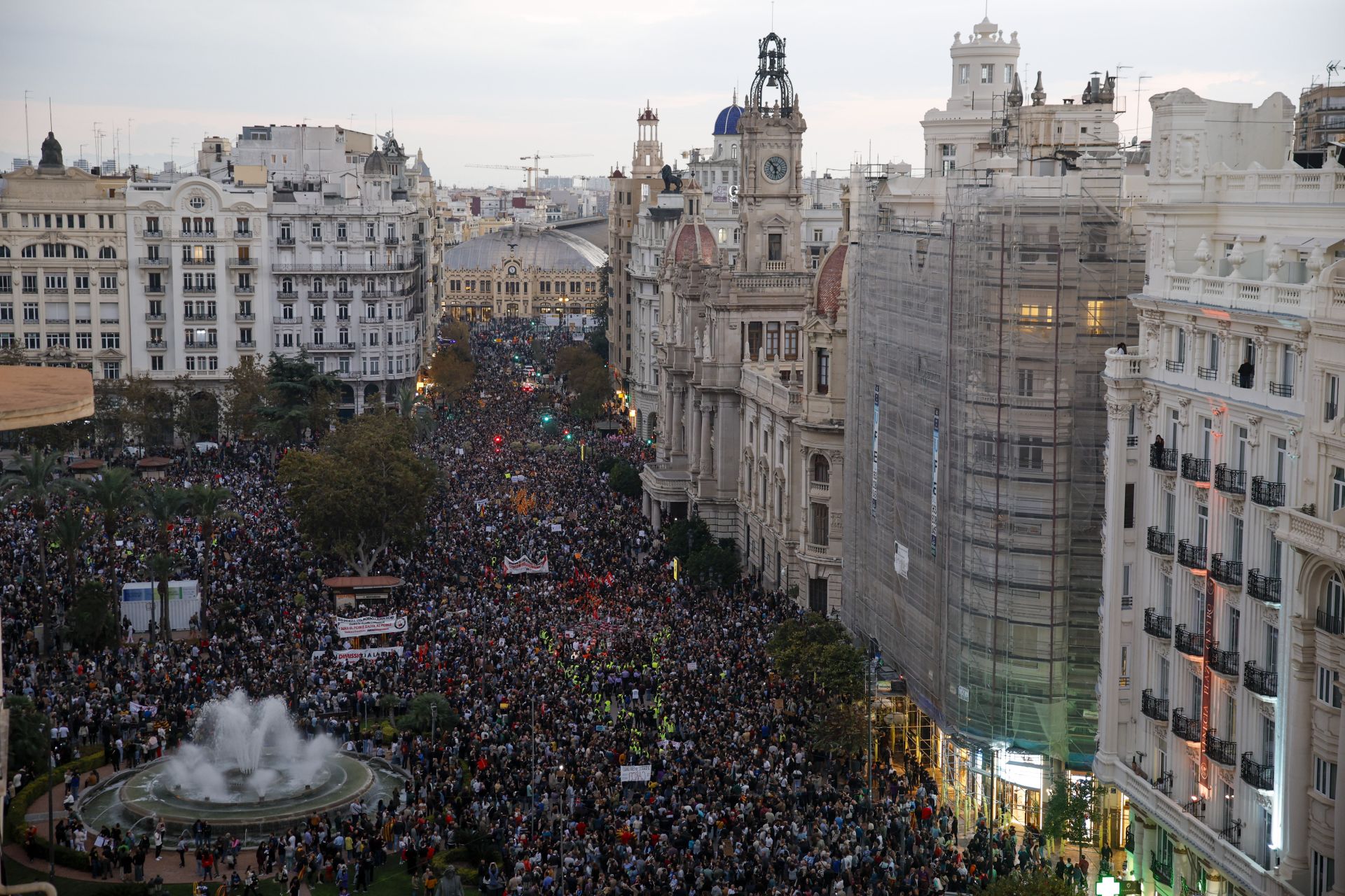 Miles de personas protestan en Valencia contra la gestión política de la DANA