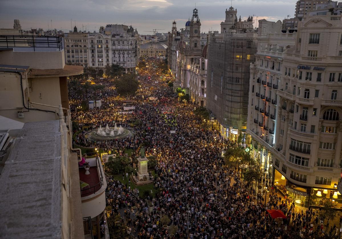 Miles de personas protestan en Valencia contra la gestión política de la DANA