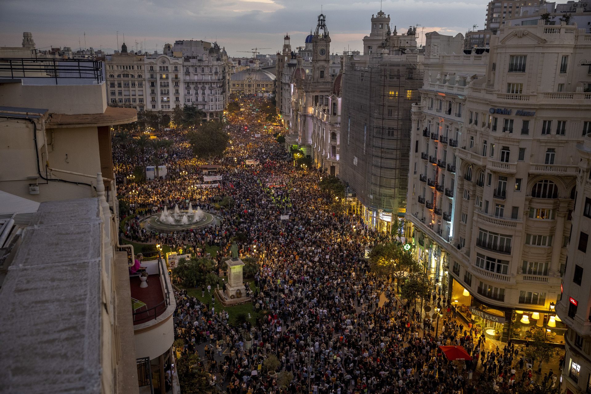 Miles de personas protestan en Valencia contra la gestión política de la DANA