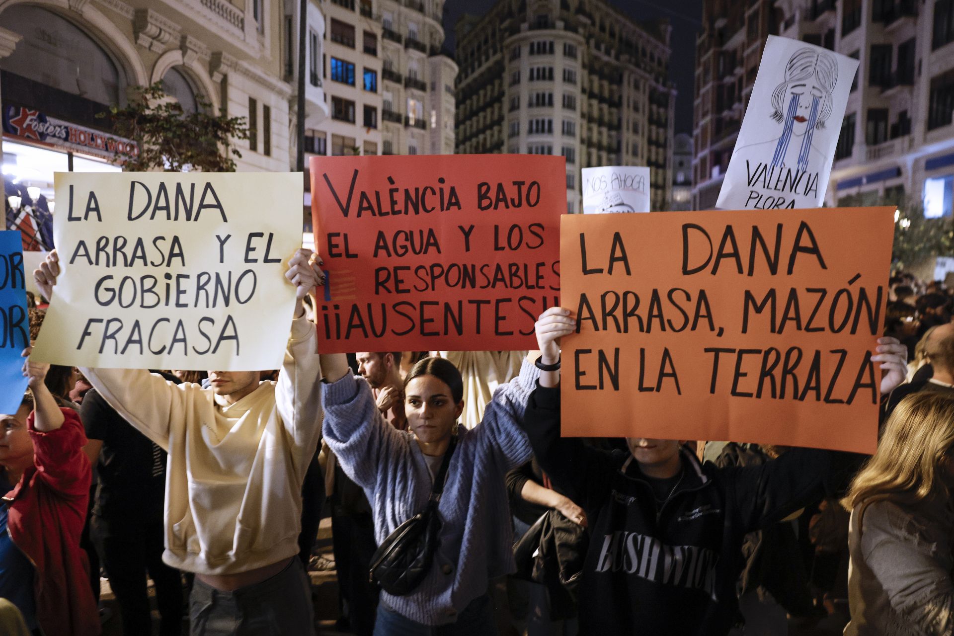 Miles de personas protestan en Valencia contra la gestión política de la DANA