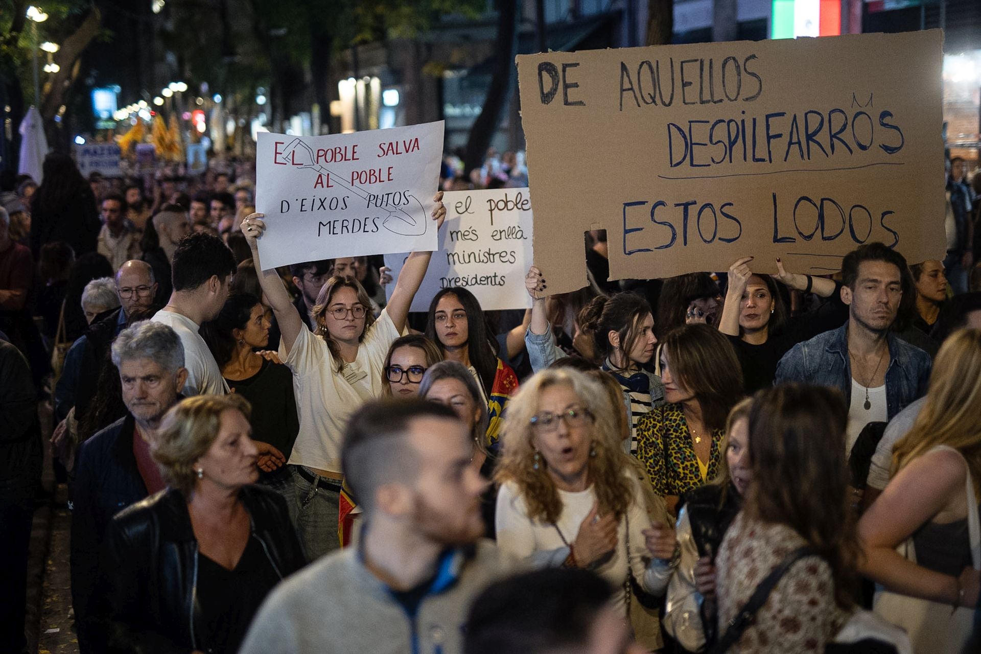 Miles de personas protestan en Valencia contra la gestión política de la DANA