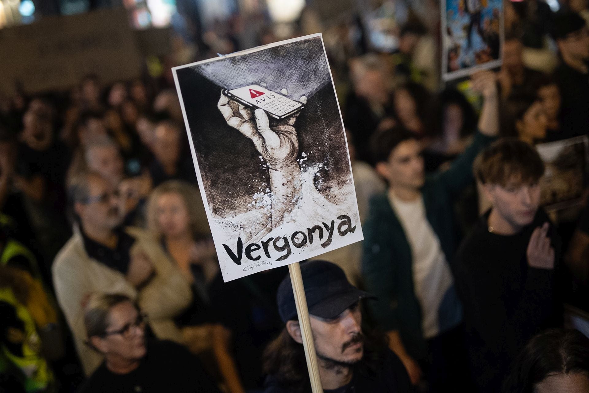 Miles de personas protestan en Valencia contra la gestión política de la DANA