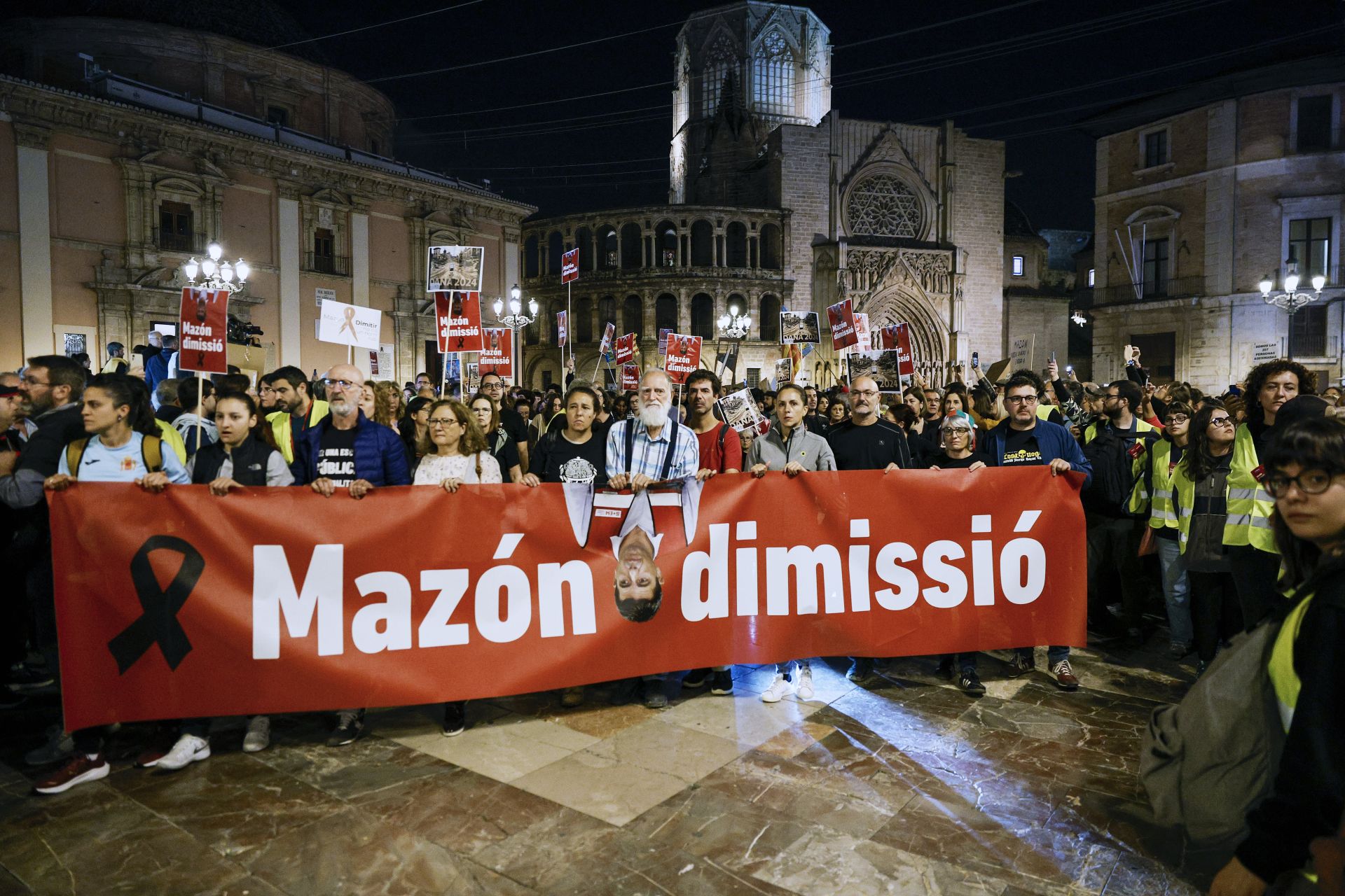 Miles de personas protestan en Valencia contra la gestión política de la DANA