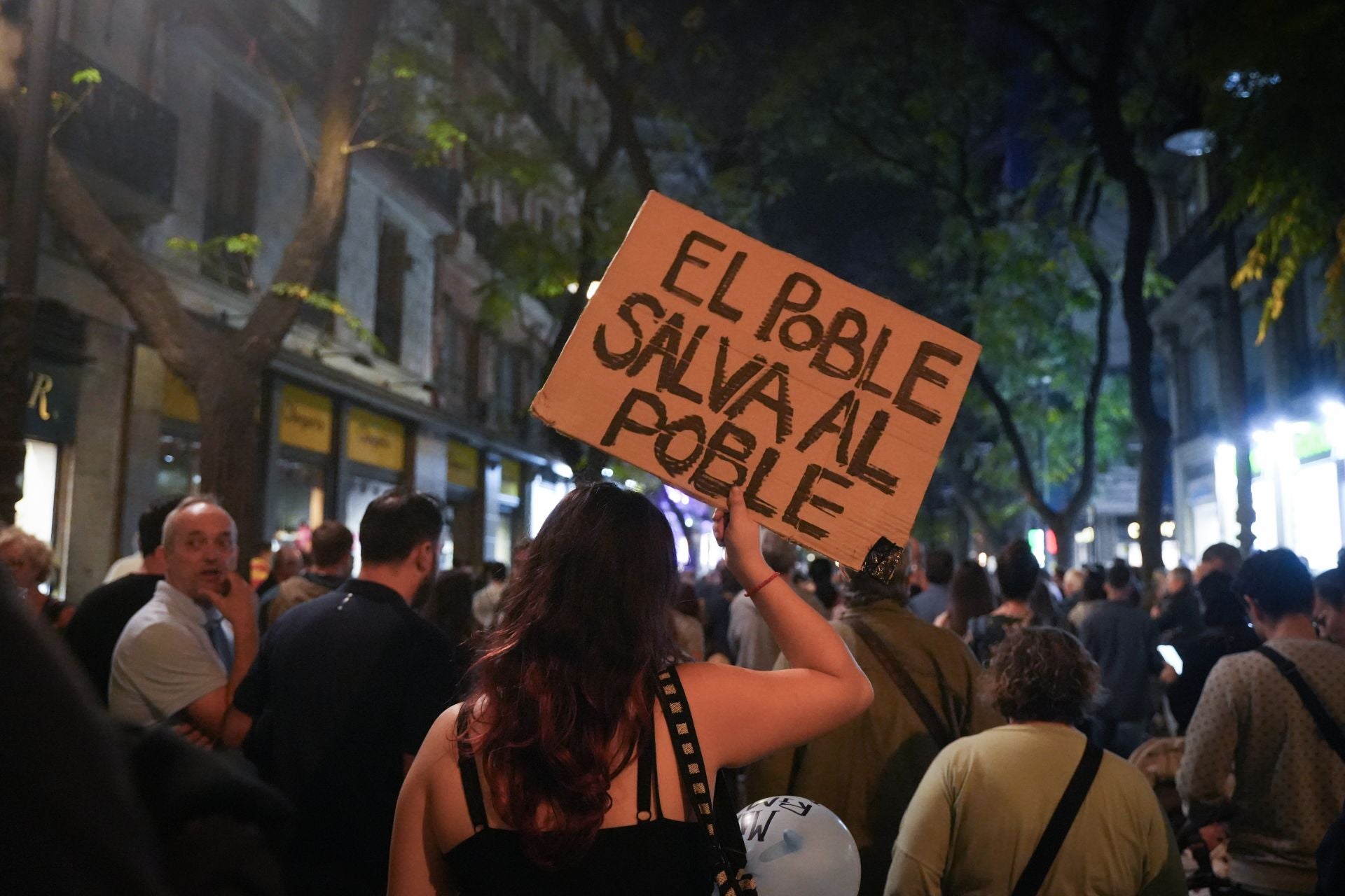 Miles de personas protestan en Valencia contra la gestión política de la DANA